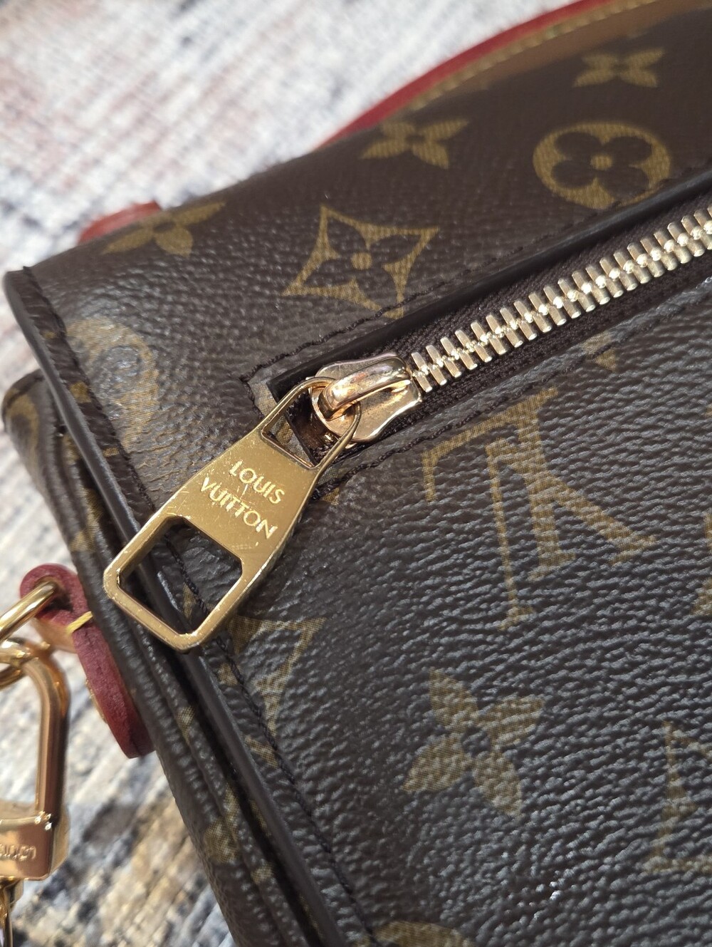 Louis Vuitton Pochette Metis Monogram - Picture 11 of 16